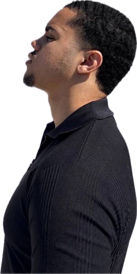 Mathieu Bandeira de profil, le regard levé